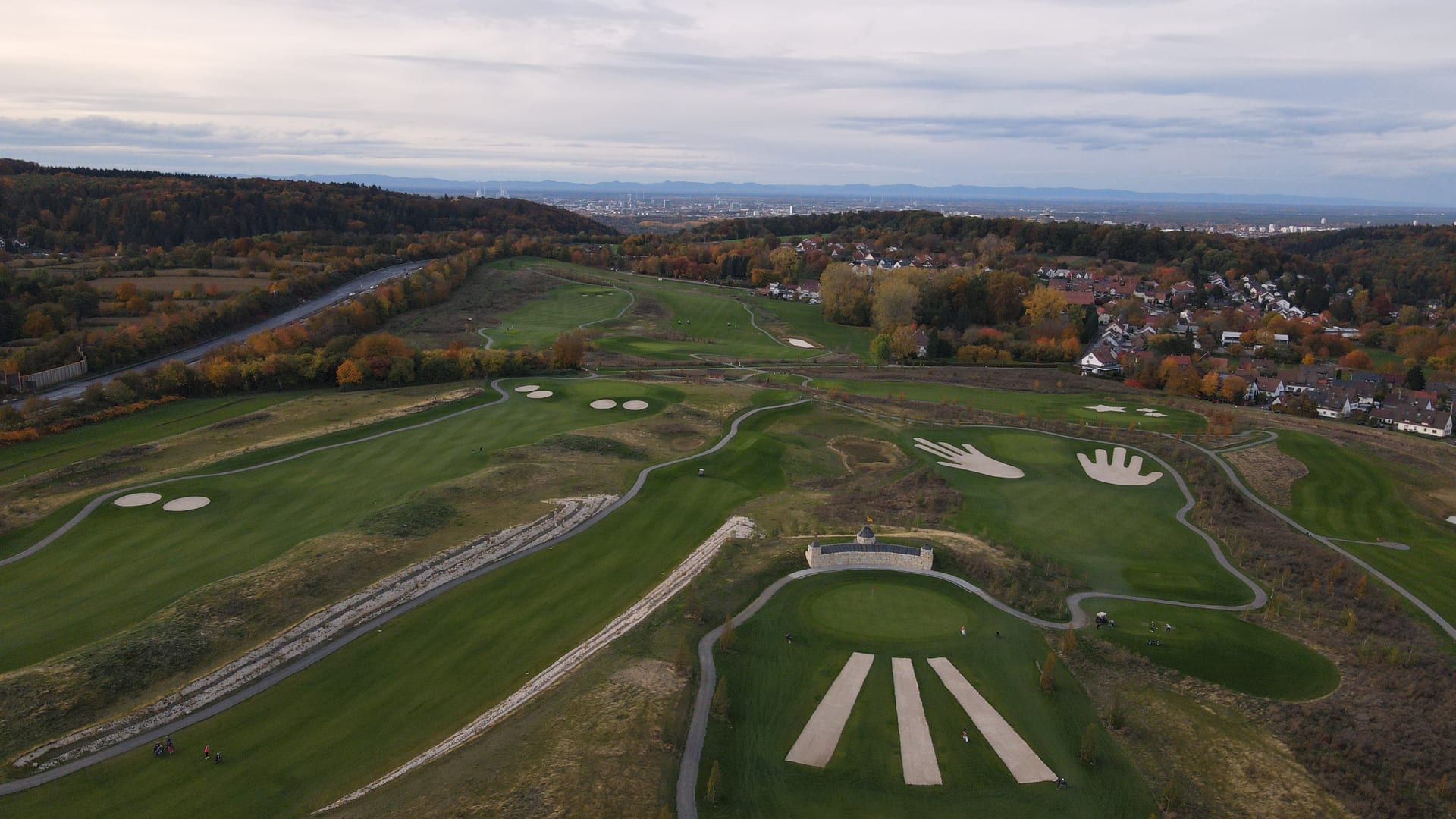 Golfpark im Herbst mit Bunkeranlagen