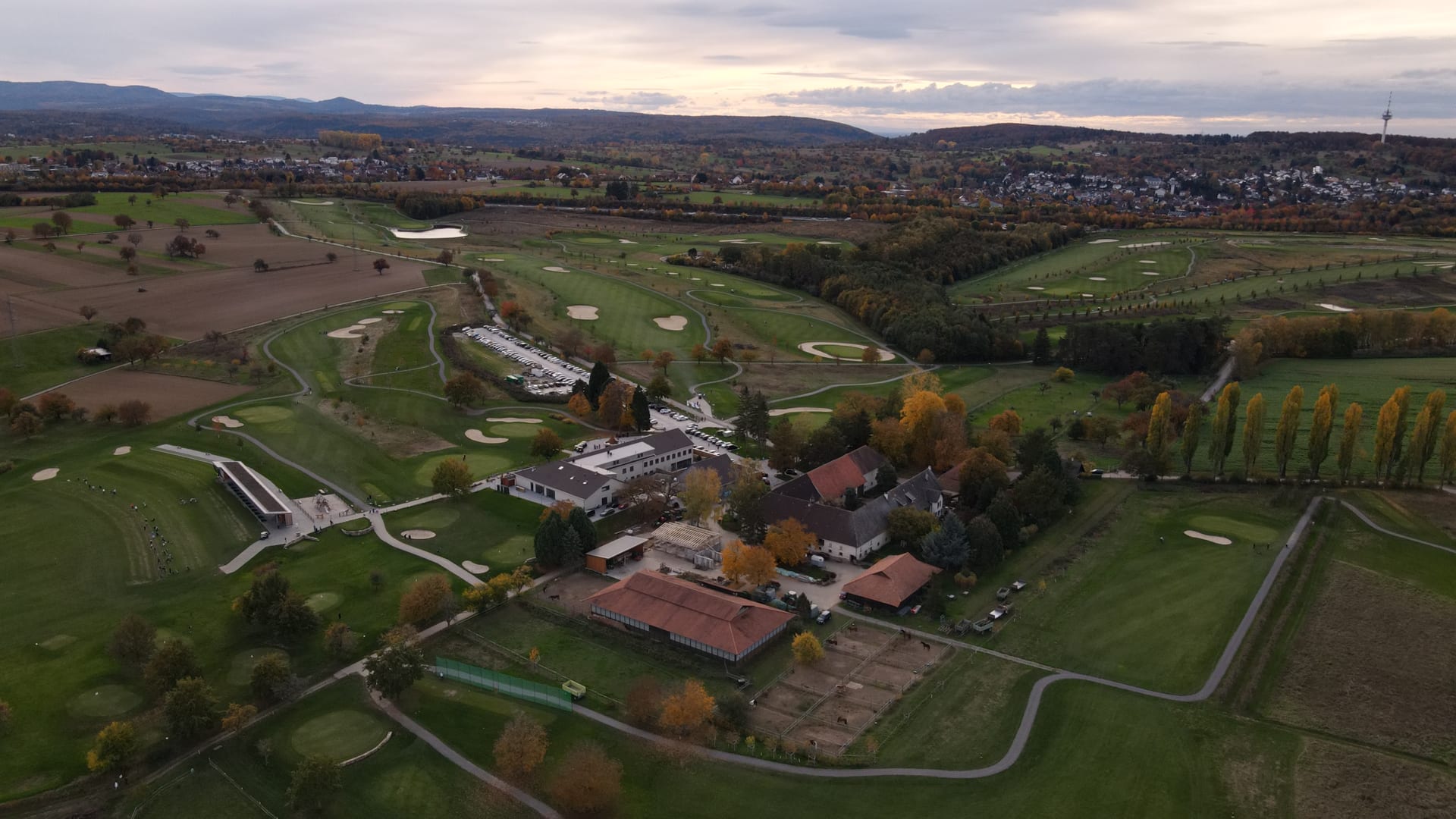Gut Batzenhof Gesamtanlage im Herbst